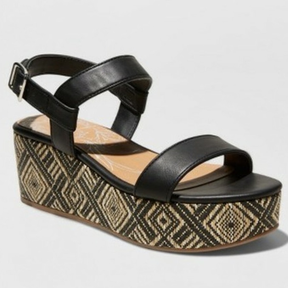 NWOT DV Platform Sandals